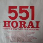 551蓬莱で豚饅を購入する