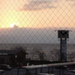 夕日を眺めてたそがれる